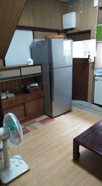 キッチン　冷蔵庫 - Hostel みんか松本 ゆったり和室の日本家屋の設備の写真