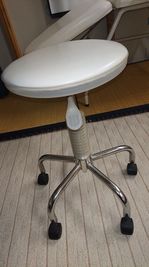 移動型　施術者椅子
高さ調整も可能 - 貸会議室リヴィング・ラボとくしま レンタルサロン相談ルーム（個室）の室内の写真