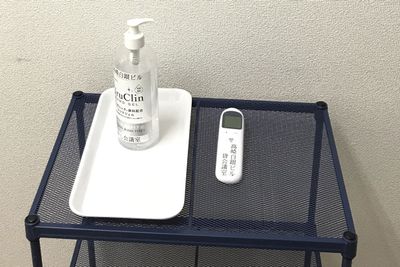 アルコール消毒液　検温計　無料貸し出し。 - 高崎白銀ビル貸し会議室 第四会議室【3名掛け最大24席】の設備の写真