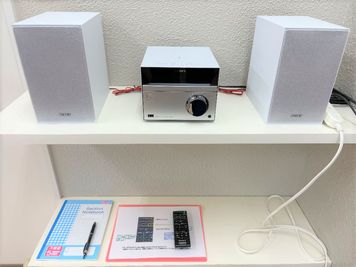 CDコンポ
・Bluetooth対応
スマホの音楽を聴けます。 - れんたるスタジオMINT　小倉店の設備の写真