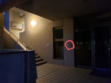 夜間ご利用の方へ
電気のスイッチはこちらです☆ - レンタルスタジオBigTree 和泉和気店　Aルーム☆　　　　の入口の写真
