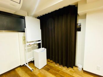 部屋の1部をカーテンで区切って着替えスペースとしてご利用いただけます。 - Studio Face　王子店 ダンスのできるレンタルスタジオ　の室内の写真