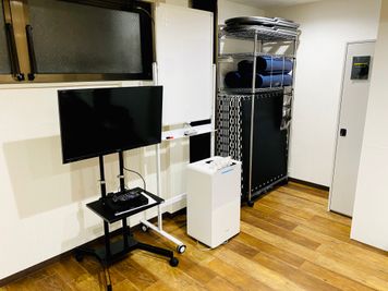 スタジオ内の備品は全て無料でお使いいただけます。モニターのミラーリング可。 - Studio Face　王子店 ダンスのできるレンタルスタジオ　の設備の写真