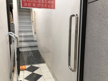 階段２階です。（※エレベーターはありません。ベビーカーや車イスではいることができません。大きな荷物を搬入する際はご注意ください） - LaQoo天神橋三丁目【シェアサロン＆レンタルスタジオ】 個室サロンB【施術ベッド3台まで可】の外観の写真