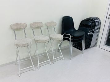 ★パイプ椅子×12
★固定椅子×3
★ハイスツール×3 - FLASHスタジオ-渋谷- レンタルスタジオの設備の写真