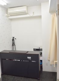 南麻布スタジオ「J. Kids」 受験体操、ダンス、ヨガ、簡易楽器可能な多目的スペースの室内の写真