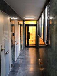 入口です。
ビルの2階にございます。
エレベーターを降りて直進のお部屋になります。
トイレは部屋を出て右手の茶色いドアです。 - くつろぎスペース 多目的スペース２階の入口の写真