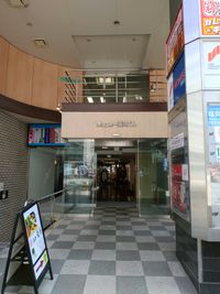 １F正面玄関です。
アイムドーナツが１Fにございます。 - ひのまるオフィス天神 ひのまるスタジオ天神南店の入口の写真