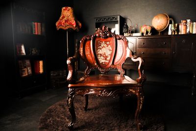 黒を基調にしたゴシックな雰囲気のお部屋です。アンティークの家具を多数ご用意しております。また、一面だけ壁を赤色にしておりますので、雰囲気を変えた撮影も可能です。 - ココスタジオ 黒スタジオの室内の写真