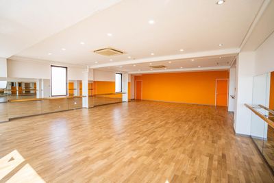 ダンス練習などに使える綺麗なダンススタジオです！鏡・音響設備・バレエバー完備。エアトランポリンも有料で使用可能です。 - レンタルスタジオ サンライト