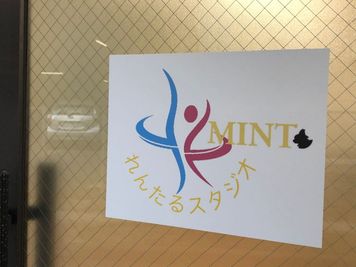 入口　ロゴ - れんたるスタジオMINT　小倉店の入口の写真