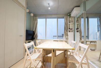 スタジオ　メインスペース　ダイニングテーブル＆チェア - Studio AXI 原宿 エトワール原宿の室内の写真