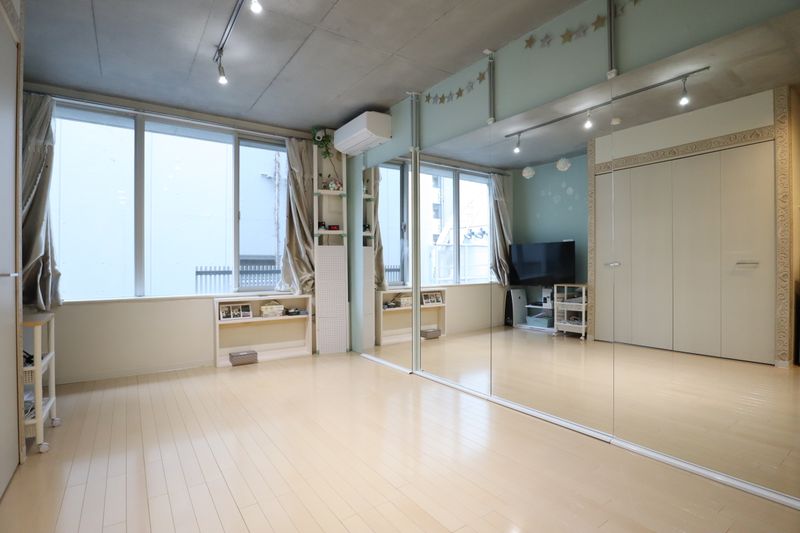 スタジオ　メインスペース（全身鏡 3.6x2m,フローリング） - Studio AXI 原宿 エトワール原宿の室内の写真
