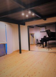 サロンとピアノ室の仕切りを開けると29畳の防音室です。 - 小坪ピアノ室 ピアノ室・サロン（４名様まで）の室内の写真