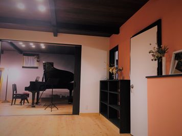 無垢杉材のフローリングで、温かみのあるお部屋です。棚に荷物など置くことができます - 小坪ピアノ室 ピアノ室・サロン（４名様まで）の室内の写真