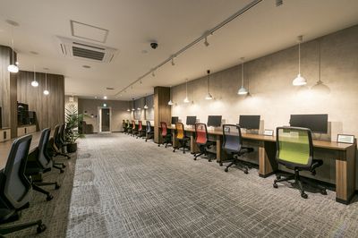 会議終わりに、併設のコワーキングスペースの利用も可能（別料金） - ビズコンフォート仙台クリスロード 6名用会議室の設備の写真