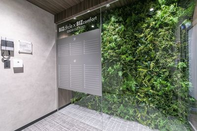 グリーンを使用した素敵なエントランス⭐ - ビズコンフォート仙台クリスロード 6名用会議室の入口の写真