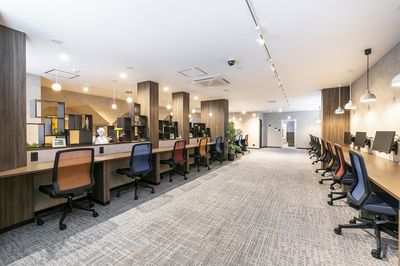 会議が終わった後には、併設のコワーキングスペースの利用も可能（別料金） - BIZcomfor仙台クリスロード 8名用会議室の設備の写真