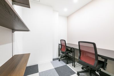 3Fはレンタルオフィスブース！ご希望の方は、コンシェルジュにお申し出ください⭐ - BIZcomfor仙台クリスロード 8名用会議室の設備の写真