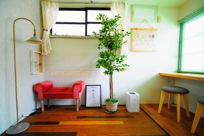 濃いめピンクのアームベンチでインスタ映え♡ - RUE大塚 フレンチ風プライベートサロンの室内の写真