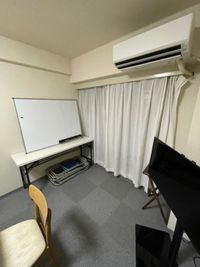 ホワイトボードとモニター - 格安　レンタルオフィス 歌舞伎町近く、好立地格安スペースの室内の写真