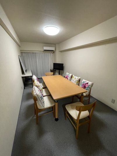 室内、テーブル椅子新調しました - 格安　レンタルオフィス 歌舞伎町近く、好立地格安スペースの室内の写真