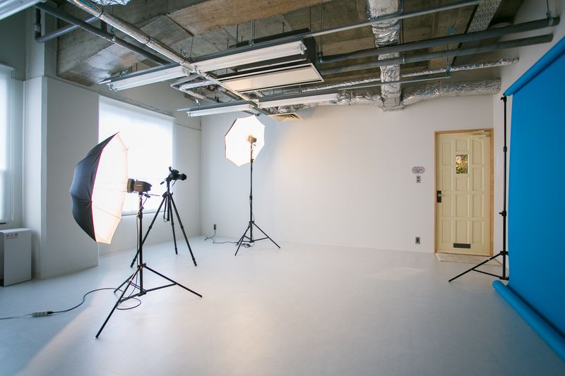 照明等の機材の使用は、無料！！（破損等の場合は保証頂きます） - teniteo レンタルスタジオの室内の写真