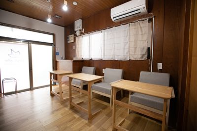 １階ラウンジ席 - 東京・大島「アイビーカフェ大島」 １階テーブル席／約4.5畳の室内の写真