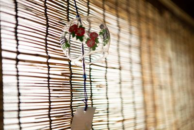 簾と風鈴 - 東京・大島「アイビーカフェ大島」 １階テーブル席／約4.5畳の室内の写真