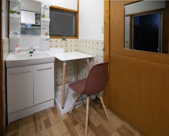 洗面席 - 東京・大島「アイビーカフェ大島」 １階テーブル席／約4.5畳の室内の写真