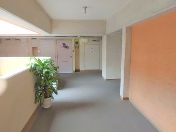 エレベーターを出て右側に進んで頂き右手側にございます。 - ひのまるオフィス天神 ひのまるスタジオ天神南店の入口の写真