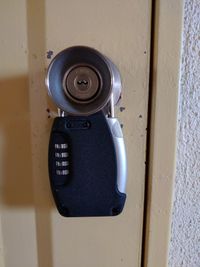 ドアノブにキーボックスがございますので予約確定時に番号をお伝えします。 - ひのまるオフィス天神 ひのまるスタジオ天神南店の入口の写真