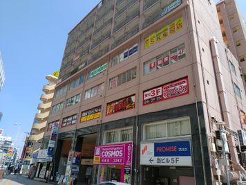 中央付近に入り口がございます。 - ひのまるオフィス天神 ひのまるスタジオ天神南店の外観の写真