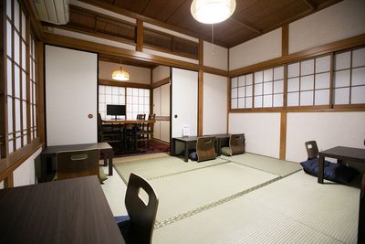 ２階の個室と座敷の２部屋をまとめて利用／撮影、会議、食事会等にご利用いただけます。 - 東京・大島「アイビーカフェ大島」