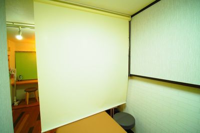 ロールカーテンがあるのでお着替えも可能 - RUE大塚 フレンチ風プライベートサロンの室内の写真