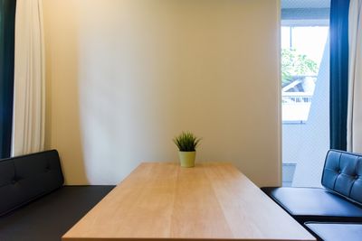 机も十分な大きさ。 - Feel Osaka Yu 【超高速WiFi】緑見える会議室の室内の写真