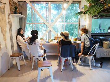 ４名がゆっくり楽しめるようになっています
 - THE GREEN LIFE フォトジェニックでルーズな山小屋の室内の写真