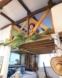 ロフトからはこんな雰囲気 - THE GREEN LIFE フォトジェニックでルーズな山小屋の室内の写真