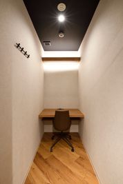 ビデオ会議に最適な個室席が４部屋ございます。（ドアに鍵はついていません。） - 東邦オフィス福岡天神 コワーキングスペースB(共有)の室内の写真