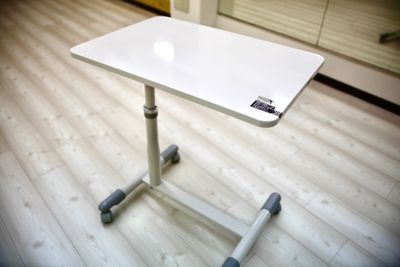 移動式のテーブルです。
高さ調整できます。 - Next Studio 9 レンタル会議室の設備の写真