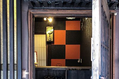玄関扉から覗く和モダンな空間 - 京小宿　古川みやび 京町家レンタルスペースの室内の写真