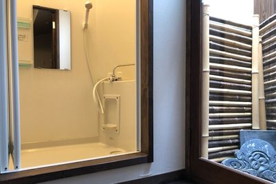 小さい浴室ですがシャワーと浴槽があります - 京小宿　古川みやび 京町家レンタルスペースの室内の写真