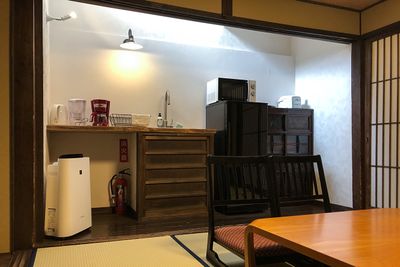 居間に隣接して簡単なキッチンもあります - 京小宿　古川みやび 京町家レンタルスペースの室内の写真