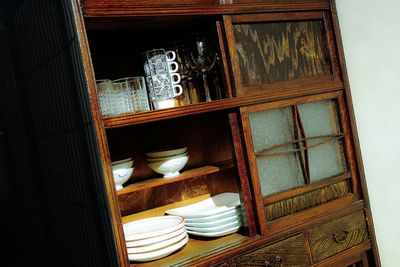 水屋箪笥の中には一通り食器がしまってあります - 京小宿　古川みやび 京町家レンタルスペースの室内の写真