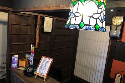 柱時計やステンドグラスの照明などでレトロな雰囲気 - 京小宿　古川みやび 京町家レンタルスペースの室内の写真