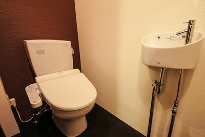 お手洗いは温水洗浄便座が付いています - 京小宿　古川みやび 京町家レンタルスペースの室内の写真