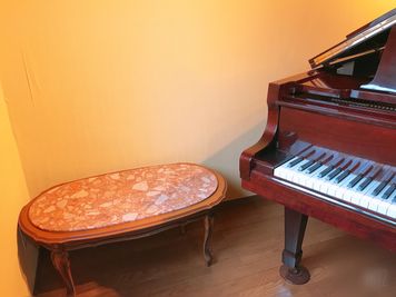 シュシュピアノ教室 スタジオ YAMAHA C3グランドピアノ完備・一軒家のプライベート練習室の室内の写真