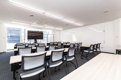 2020年9月開設。新しい会議室です。 - 【22/1/11迄予約可】大阪駅前第1ビル 6F 5-2 会議室 の室内の写真