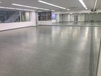 床にはリノリウム素材を使っております。ダンス教室の方々を中心に大好評です。 - RTCビル ニコニコカルチャースタジオ４Fの室内の写真