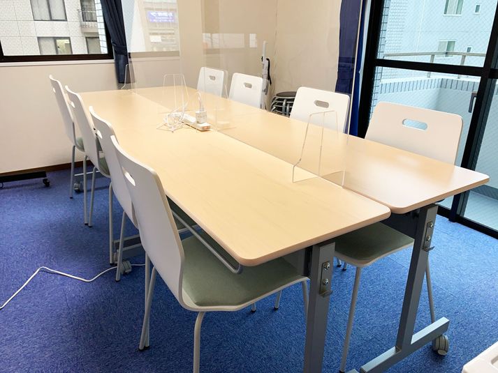 会議用途
８名が標準
丸椅子を４つ使って最大１２名 - GS川崎貸会議室 テレワークや会議に最適な貸会議室の室内の写真